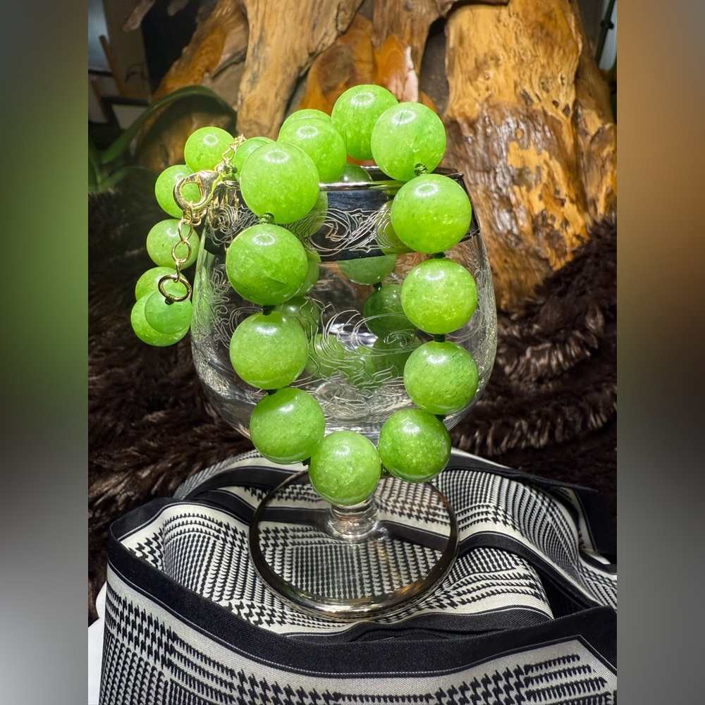 Elegant Green Jade Knotted Gemstone Necklace